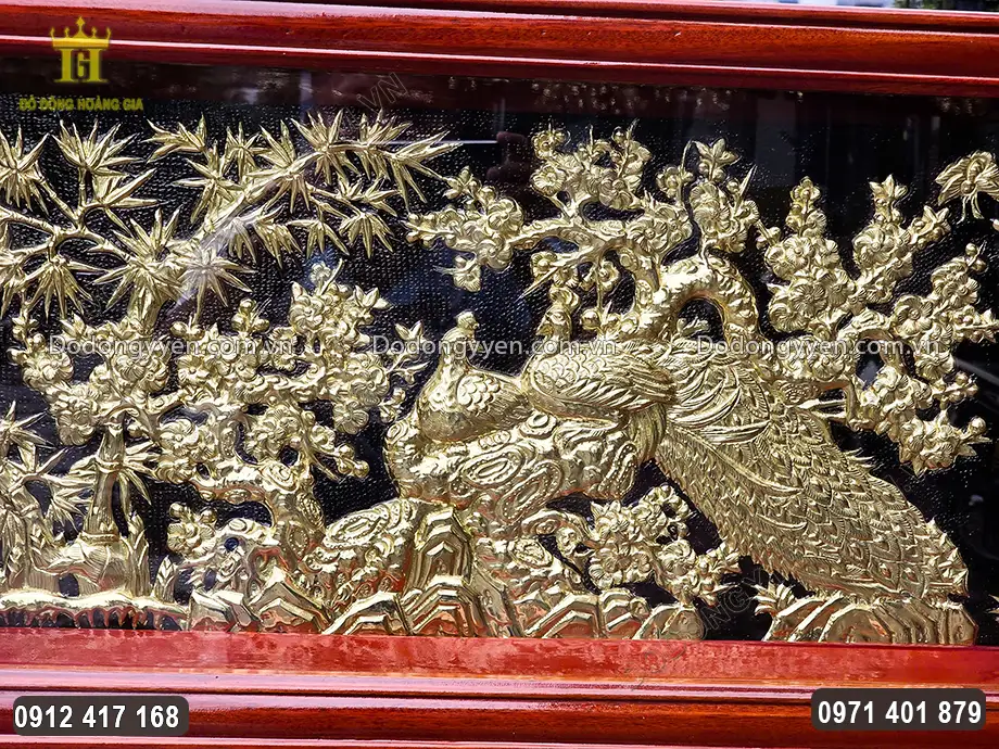 Nổi bật tr&ecirc;n nền sơn đen, họa tiết hoa văn được chạm th&uacute;c nổi sắc n&eacute;t